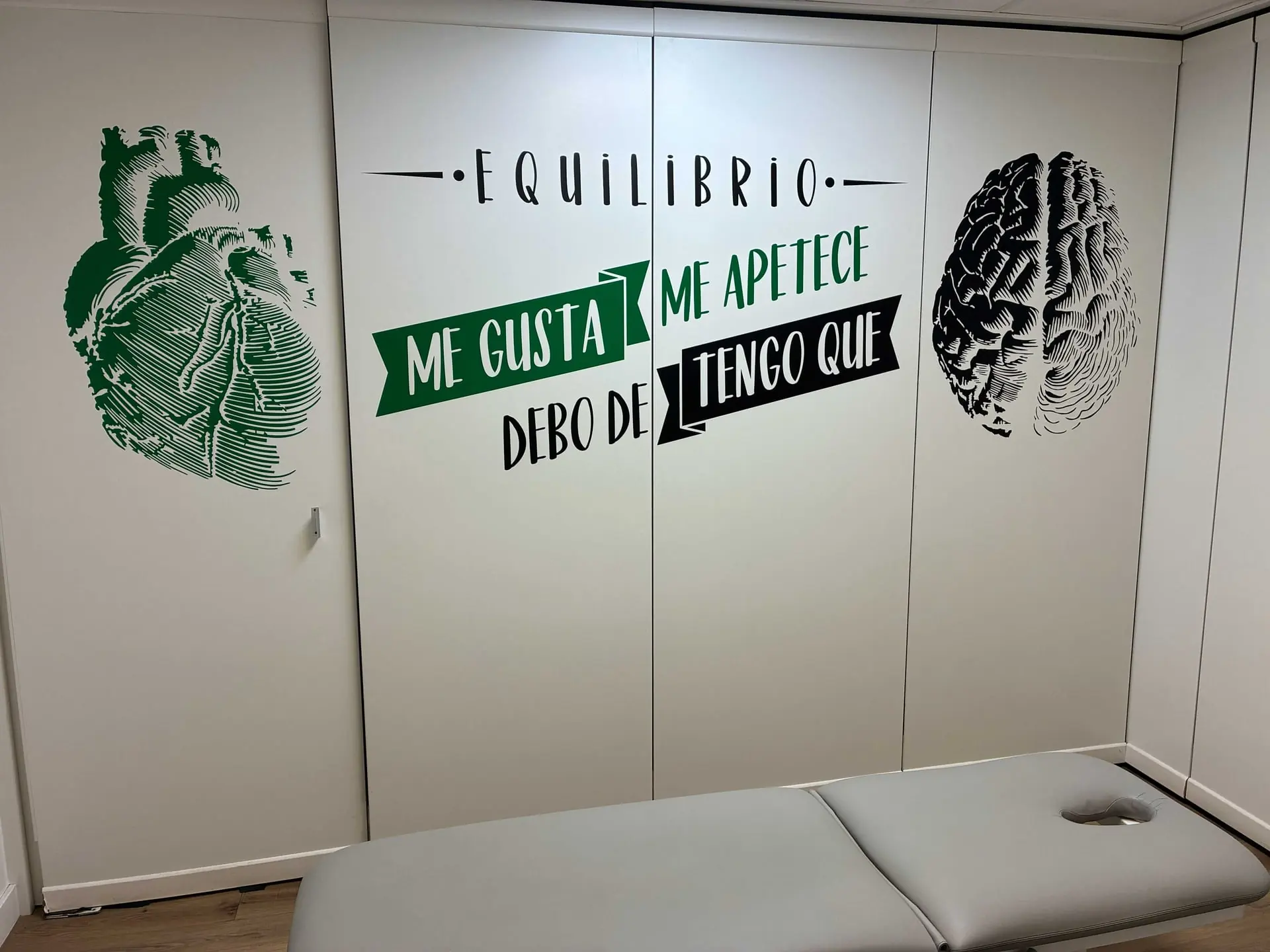 Mural sobre equilibrio entre salud física y bienestar mental en Clínica Salux