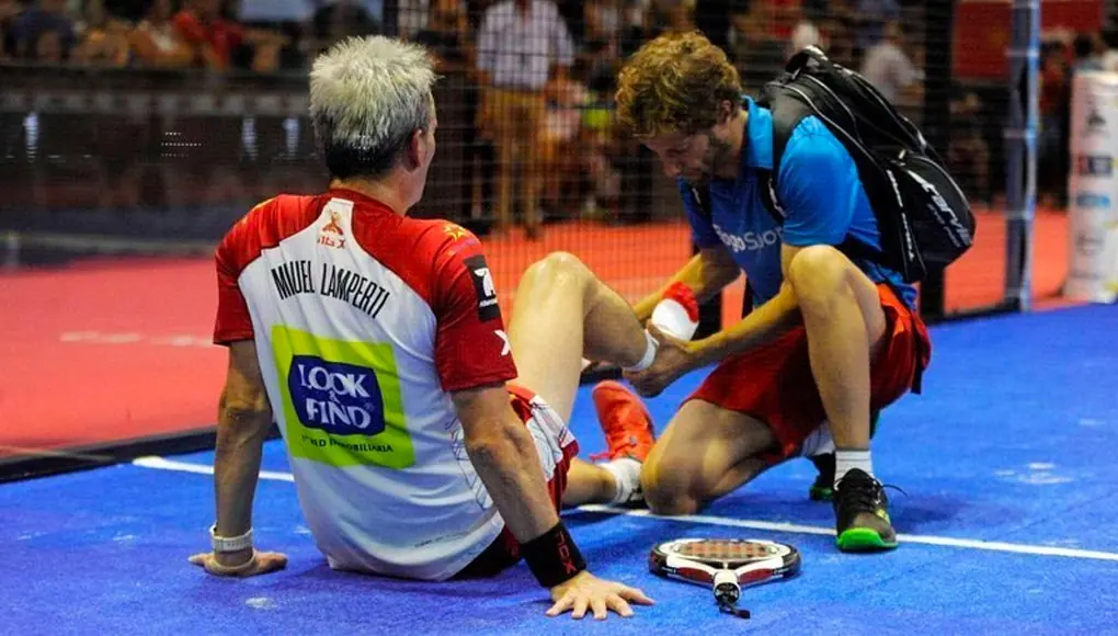 jugador de pádel lesionado